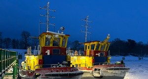 Wycięta rynna w lodzie. Tak lodołamacze ratują Wisłę przed zatorami