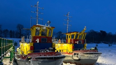 Wycięta rynna w lodzie. Tak lodołamacze ratują Wisłę przed zatorami