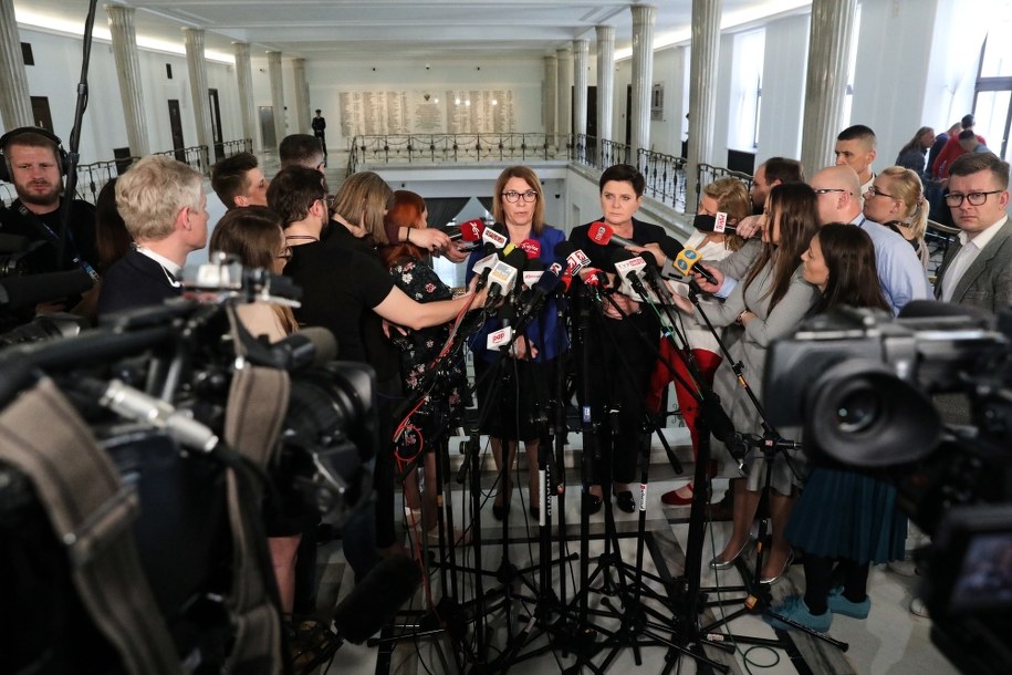 ​Wycofanie się ZNP i Platformy z obrad "okrągłego stołu" ws. oświaty jest niepoważne - oceniła rzeczniczka Prawa i Sprawiedliwości Beata Mazurek. / 	Tomasz Gzell    /PAP