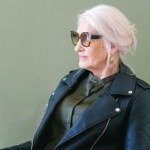 Wyczaruj siwy niski kok z objętością i wyglądaj szykownie bez względu na wiek