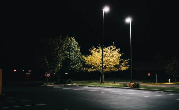 Wyczerpana seniorka leżała na parkingu  