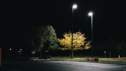 Wyczerpana seniorka leżała na parkingu  