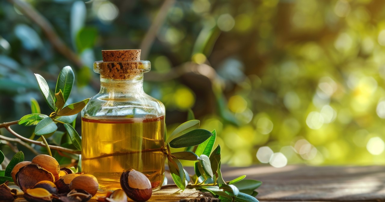 Wyczesz włosy z olejkiem arganowym przed snem i wstań z jedwabistą gładkością /123RF/PICSEL