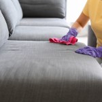 Wyczyść kanapę tym produktem z kuchni. Zadziała lepiej niż detergenty kosztujące krocie