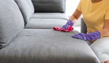 Wyczyść kanapę tym produktem z kuchni. Zadziała lepiej niż detergenty kosztujące krocie