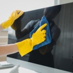 Wyczyść tym ekran telewizora. Na wiele tygodni zapomnisz o kurzu