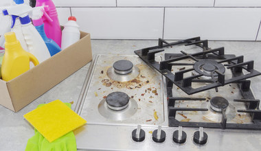 Wyczyścisz kuchenkę gazową bez szorowania. Ten trik stosowała już moja babcia