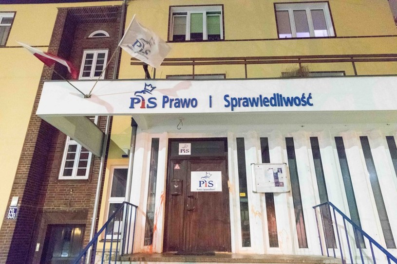 Wyczyszczone drzwi do biura posła Brudzińskiego /ROBERT STACHNIK/REPORTER /East News