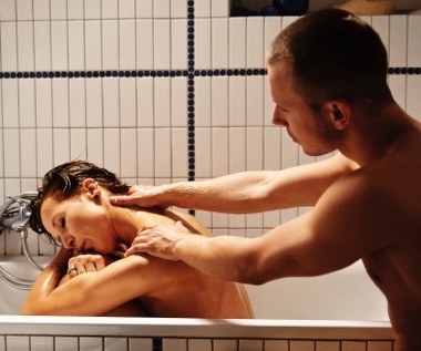 - Wydaje mi się, że ciało potrafi wyrazić wszystko. Nie tylko na scenie, ale i w życiu komunikujemy się zresztą między słowami. Słowa rzucane zbyt szybko, nieprzemyślane - służą raczej do "nie-porozumiewania się". Czym innym są słowa pisane - do nich mam bardzo duży szacunek. Wolę jednak grać postaci, które nie są przegadane - aktorka mówiła w rozmowie z Interią.

Na zdjęciu - w kolejnym filmie Tomasza Wasilewskiego "Płynące wieżowce".

 