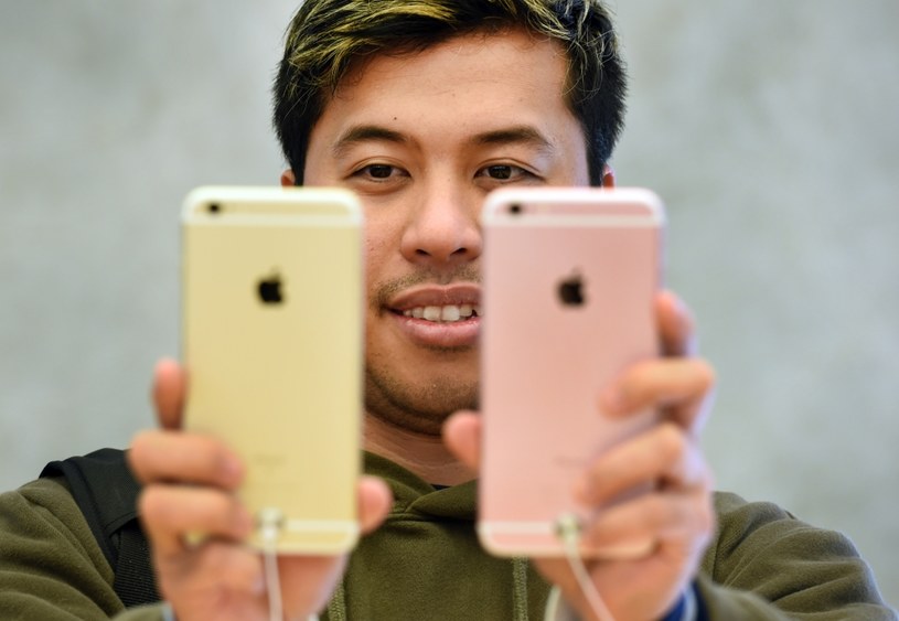 Wydajność iPhone'a 6 została mocno ograniczona /AFP
