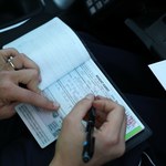 Wydał kilkadziesiąt złotych. Teraz mandat 500 zł i 12 punktów mu nie grożą