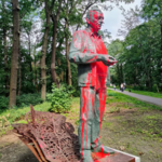 Wydał zgodę na wycinkę w Puszczy Białowieskiej. Oblali jego pomnik farbą
