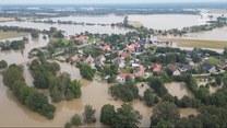 ''Wydarzenia'': Przyjeżdżają robić zdjęcia zamiast pomagać. Kwitnie ''turystyka powodziowa''