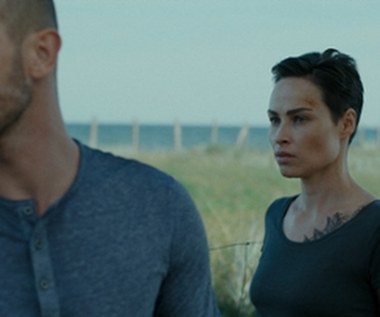 Wydarzenie z przeszłości rozdziela losy trójki przyjaciół. Niespodziewanie w życiu Dawida (Mateusz Banasiuk), dzisiaj już lekarza, znowu pojawia się ona. Dzika (Weronika Książkiewicz) - kiedyś miłość jego życia, teraz doświadczona policjantka, składa mu propozycję nie do odrzucenia. Albo ten zostanie policyjnym informatorem i wtyczką, albo jego brat (Wojciech Zieliński) trafi do więzienia z wieloletnim wyrokiem.