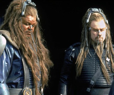 Wydawało się, że po sukcesie tego filmu to (znowu) czas aktora. A ten przekornie zagrał w najgorszym filmie na świecie. Mowa o "Bitwie o Ziemię", która zajmuje najwyższe miejsca we wszelkich rankingach na najgorsze produkcje. Pojawił się również w wyreżyserowanej przez siebie "Córce prezydenta" (2004) z Katie Holmes w roli tytułowej. To nie był zresztą jego debiut w roli reżysera, wcześniej nakręcił m.in. "Czekając na miłość" (1995) z Whitney Houston i "Ulotną nadzieję" z Sandrą Bullock.