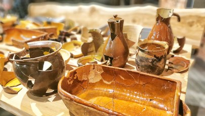 ​"Wydawało się, że to typowy śmietnik". W latrynie odkryto skarby