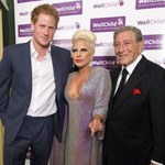 Wydekoltowana Lady Gaga pozuje z księciem Harrym!