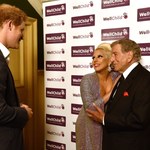 Wydekoltowana Lady Gaga pozuje z księciem Harrym!