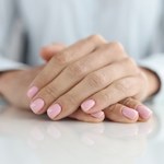 Wydłuża paznokcie, a nic nie kosztuje. Włoski manicure święci triumfy