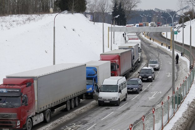 Wydłuża się kolejka ciężarówek przed przejściem w Bobrownikach / 	Artur Reszko    /PAP