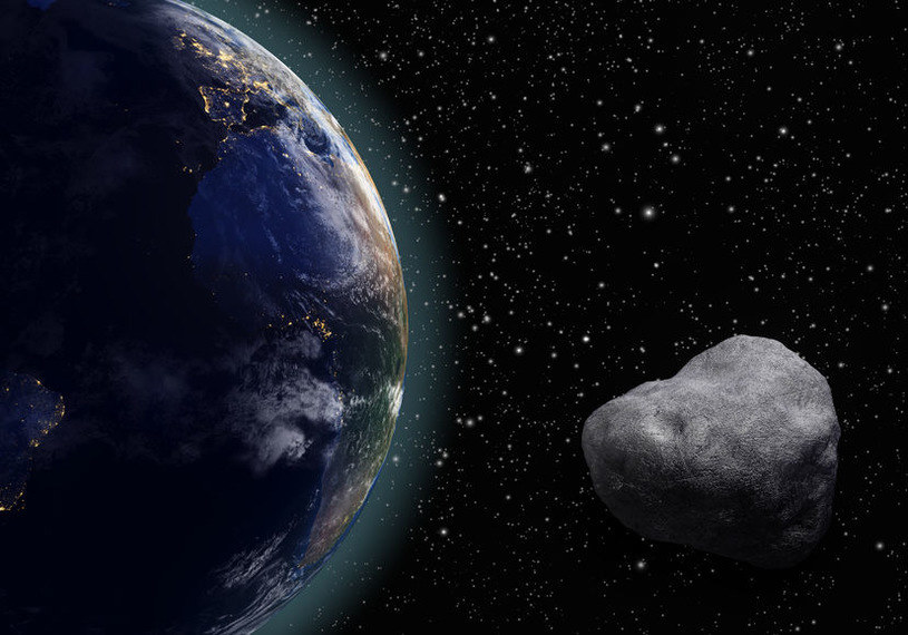 Wydłużona orbita asteroidy 2012 TC4 budzi obawy naukowców /123RF/PICSEL