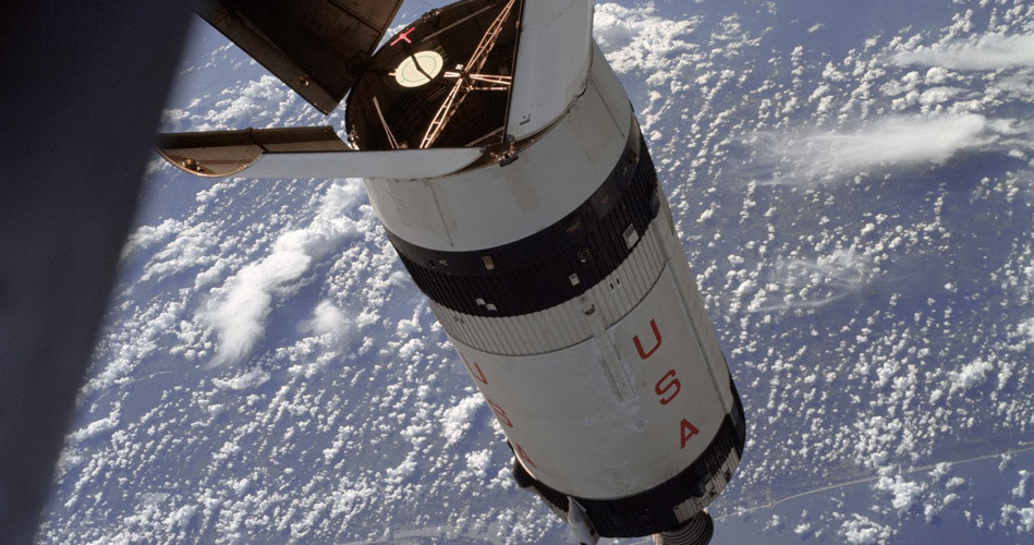 Wydłużony stopień rakiety Saturn S-IVB sfotografowany z pokładu Apollo 7 podczas manewrów /NASA