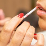 Wydobądź efekt glazed lips tanim kosztem. Lśnij przed cały dzień bez lepkości