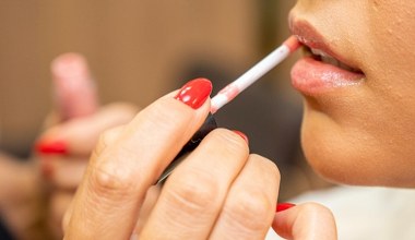 Wydobądź efekt glazed lips tanim kosztem. Lśnij przed cały dzień bez lepkości