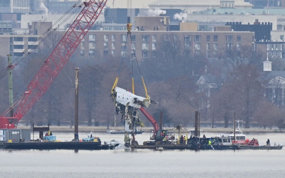 Wydobycie szczątków samolotu z dna Potomaku /ROBERTO SCHMIDT/AFP /East News