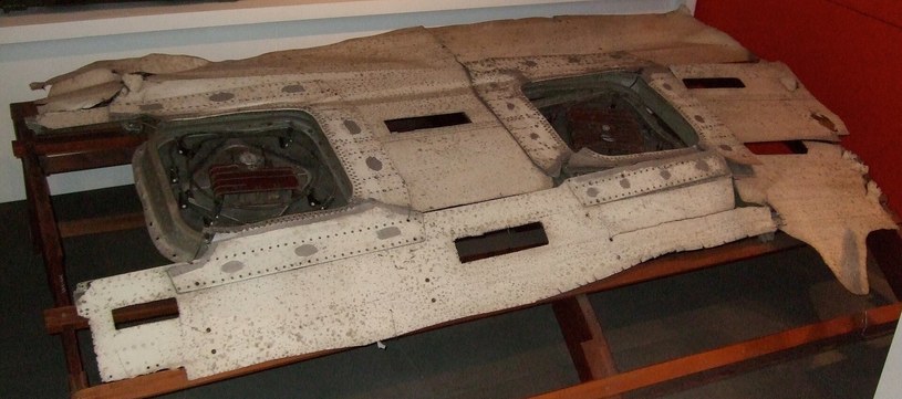 Wydobyty z dna morza tyrreńskiego fragment kadłuba samolotu G-ALYP, na którym odkryto pęknięcie dające początek rozpadowi całej konstrukcji. Obecnie część jest prezentowana w Muzeum Nauki w Londynie / zdjęcie: Wikipedia /domena publiczna