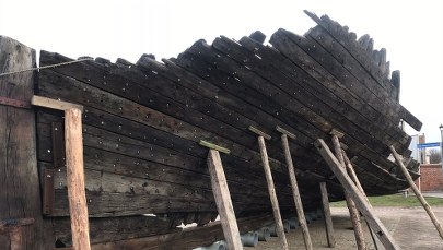 Wydobyty z plaży wrak w jednym kawałku. Stoi w marinie w Kamieniu Pomorskim