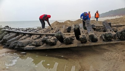 Wydobywają z morza XIX-wieczny wrak łodzi