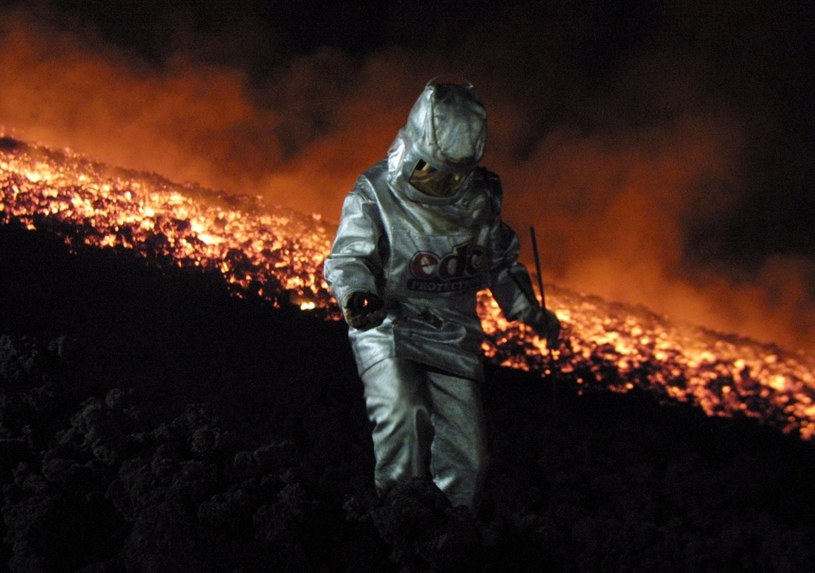 Wydobywającą się z kraterów Etny lawę można uważać za... produkt uboczny /AFP