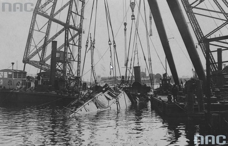 Wydobywanie ORP "Kaszub" po zatonięciu na terenie Stoczni Gdańskiej /Z archiwum Narodowego Archiwum Cyfrowego