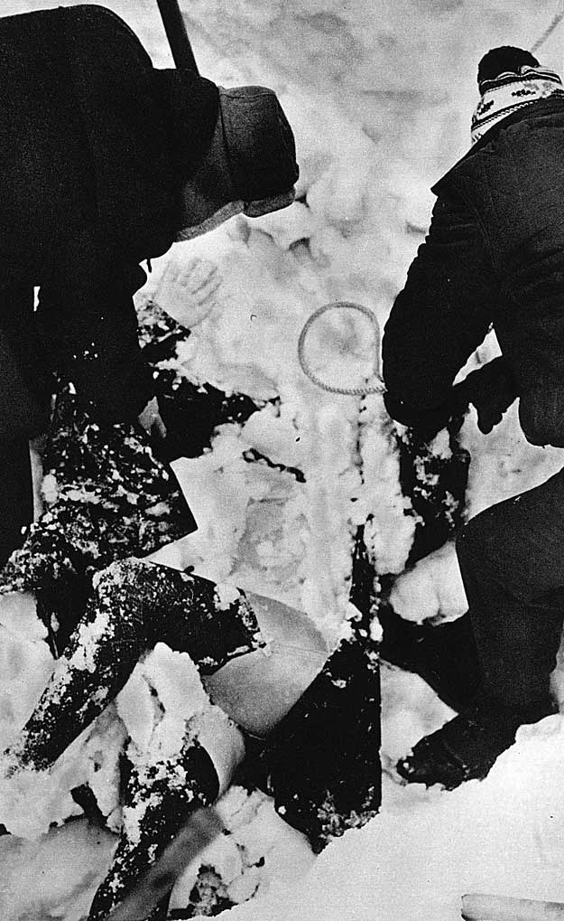 Wydobywanie zwłok jednej z ofiar lawiny w Białym Jarze. Zdjęcie z albumu "Samo życie" /Odkrywca