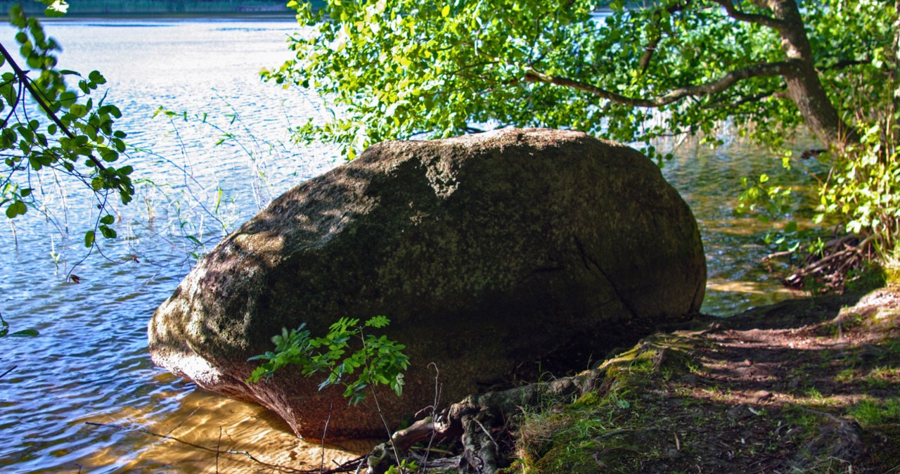 Wydrzy Głaz znajduje się nad Jeziorem Czajczym /Chrumps /CC BY-SA 4.0