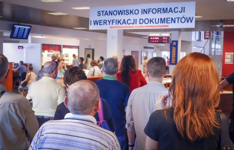 Wydziały komunikacji okupowane są przez osoby zmuszone do obowiązkowej wymiany prawa jazdy na polskie /Piotr Kamionka /Reporter