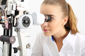 Wydzielina z oka. Co oznaczają ropiejące oczy?