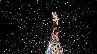 Wydziergali 6-metrową choinkę. "Udało się połączyć pokolenia"