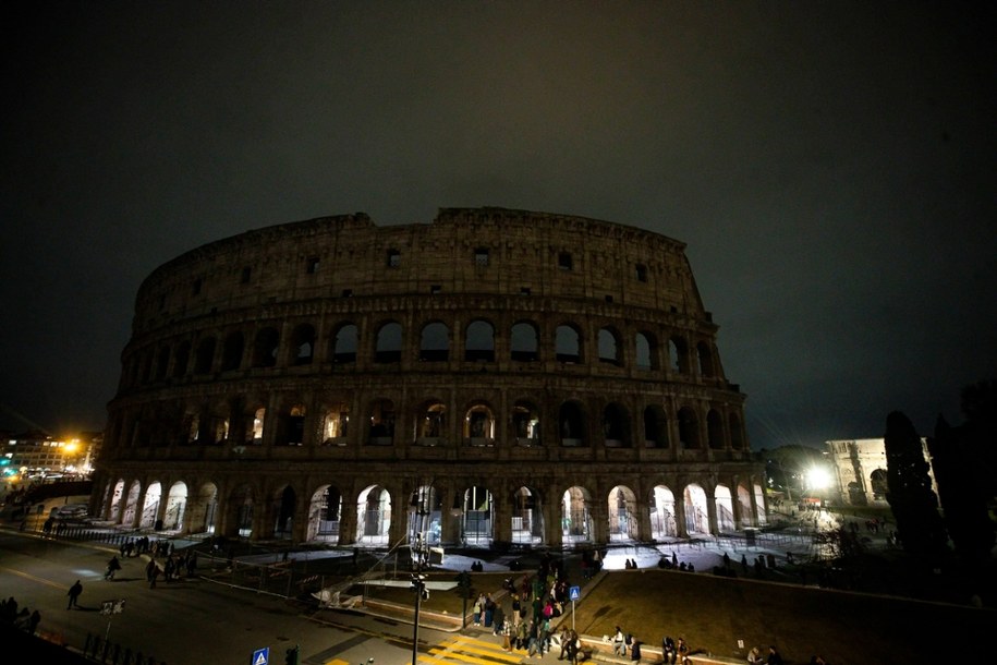 Wygaszone oświetlenie Koloseum (zdj. z 2025 r.) /PAP/EPA