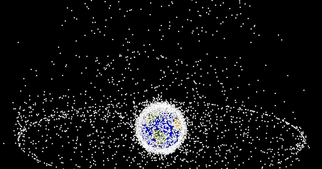 Wygenerowany komputerowo obraz przedstawiający lokalizację, ale nie względną wielkość, śmieci kosmicznych, jakie można zobaczyć z wysokiej orbity okołoziemskiej /NASA Orbital Debris Program Office /Wikimedia