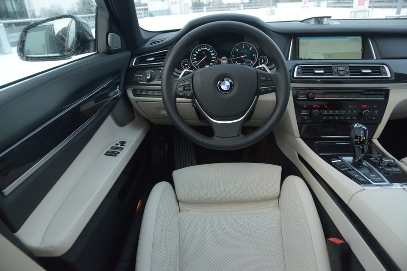 Wygląd typowy dla współczesnych BMW, ale w „siódemce” wykończenie jest niezwykle pieczołowite. Skórzane pokrycie deski rozdzielczej czy ceramiczne wstawki na elementach obsługi tworzą ekskluzywny klimat. /Motor