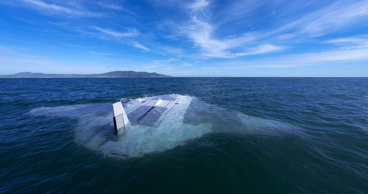 Wygląda jak bombowiec B-21, ale pływa. "Płaszczka" testowana na morzu. /DARPA /materiały prasowe
