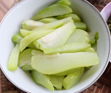 Wygląda jak połączenie gruszki i awokado. Ma mało kalorii, ale syci na długo, pomaga na problemy z krążeniem i nerkami