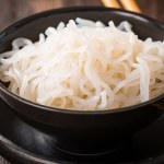 makaron konjac Wygląda jak zwykłe kluski, ale nie ma w sobie ani mąki, ani tłuszczu. Możesz jeść na diecie i przy cukrzycy