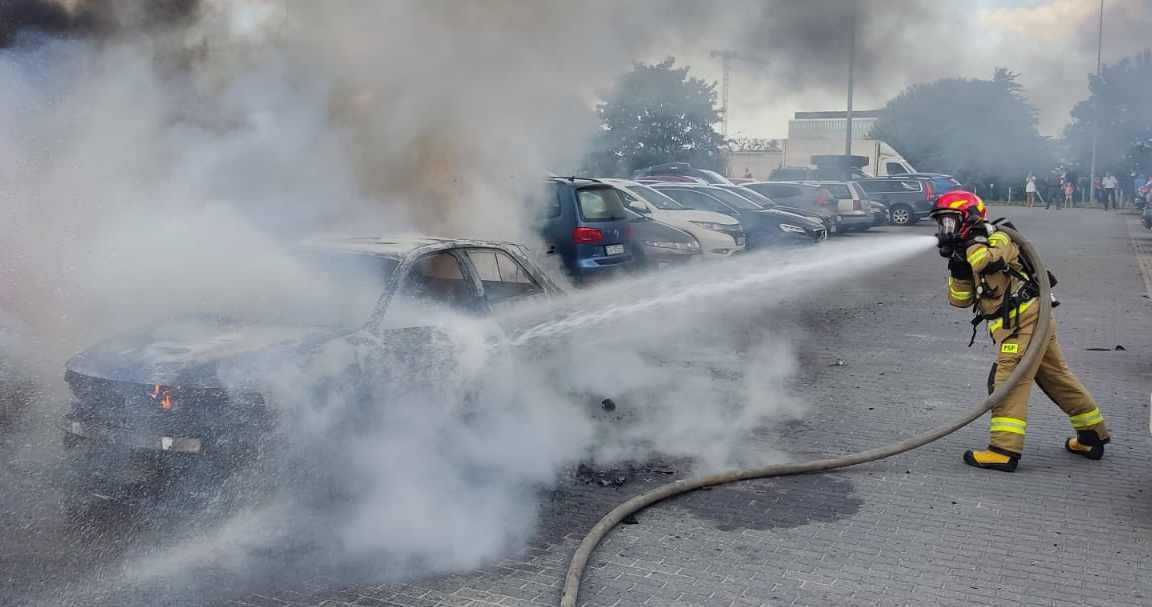 Wygląda na to, że pożar na parkingu lotniska w Gdańsku nie zaczął się od auta elektrycznego /fot. KM PSP Gdańsk /