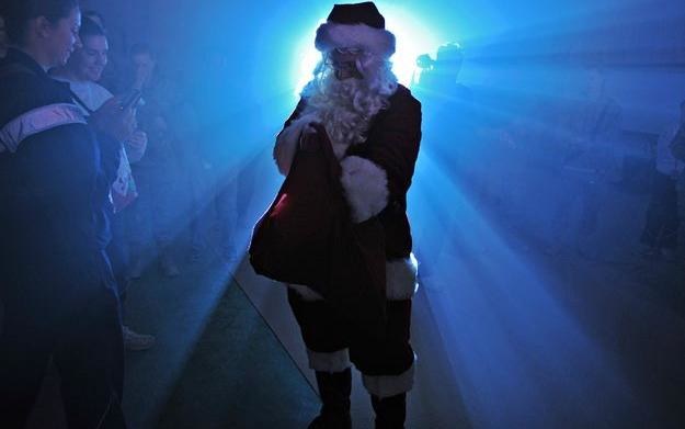 Wygląda na to, że w tym roku Mikołaj będzie miał ręce pełne roboty /AFP