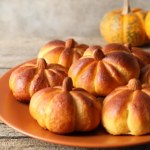 Wyglądają jak dynie, ale to pyszne bułeczki. Na śniadanie będą idealne