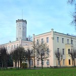 Wyglądają jak zamki nad Loarą. Leżą w Polsce i warto zobaczyć je w sezonie 