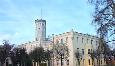 Wyglądają jak zamki nad Loarą. Leżą w Polsce i warto zobaczyć je w sezonie 